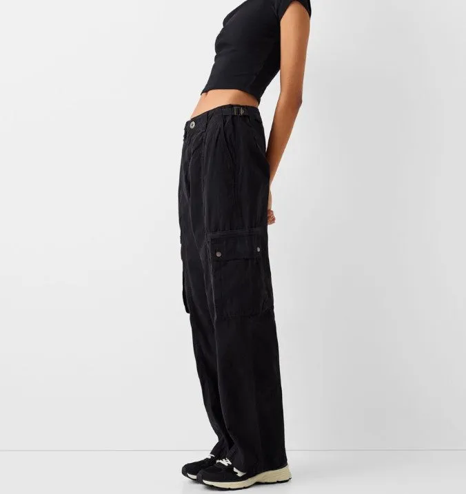 Bershka - Adjustable straight-leg cotton cargo trousers.