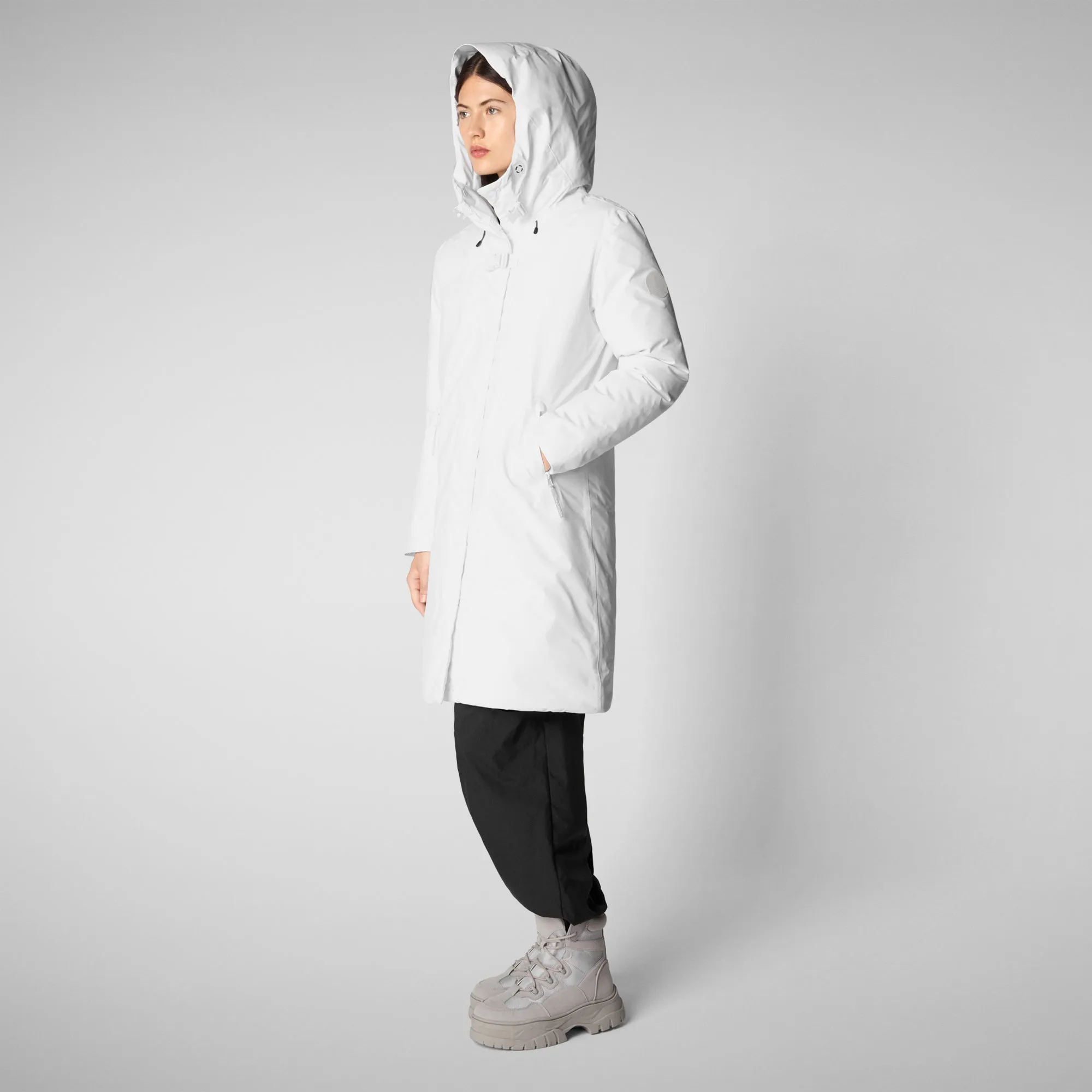 Woman's hooded parka Yua in white